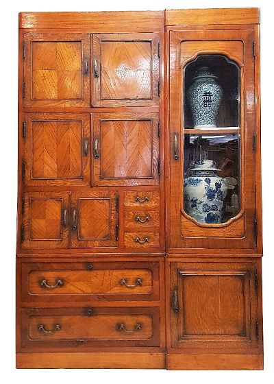 오래 사용한 가구가 고정된 배치로 놓여 있는 예전 집의 방 모습