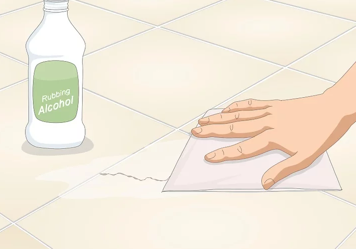 갈라진 타일을 키친타월과 소독용 알코올로 닦는다.