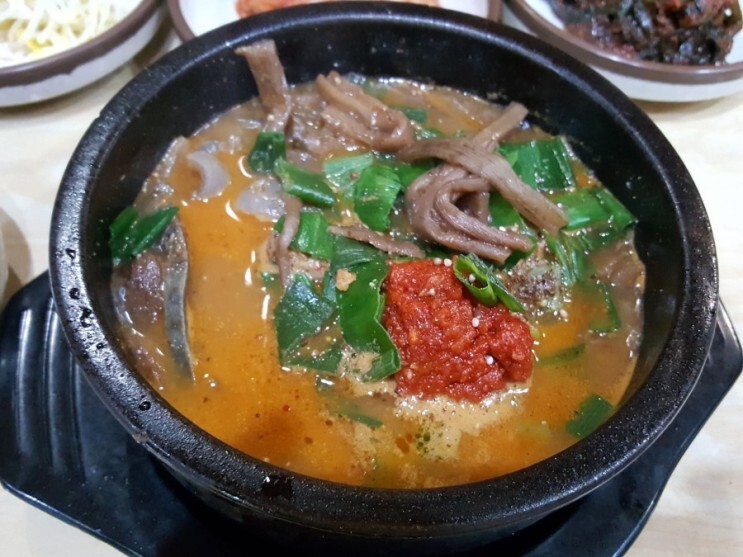 양탕이 뚝배기에 들어있다.