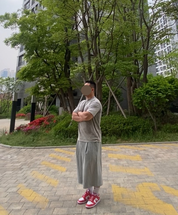 데일리룩('26. 5. 2.)크림소다랩 스톤워싱 피그먼트 티셔츠, 무신사스탠다드롱 버뮤다 와이드 스웨트 팬츠, 나이키 삭스 양말, 나이키 덩크 로우 레트로 화이트 유니버시티 레드