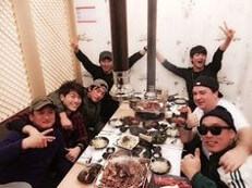 멤버들이-모여-함께-식사하는-모습