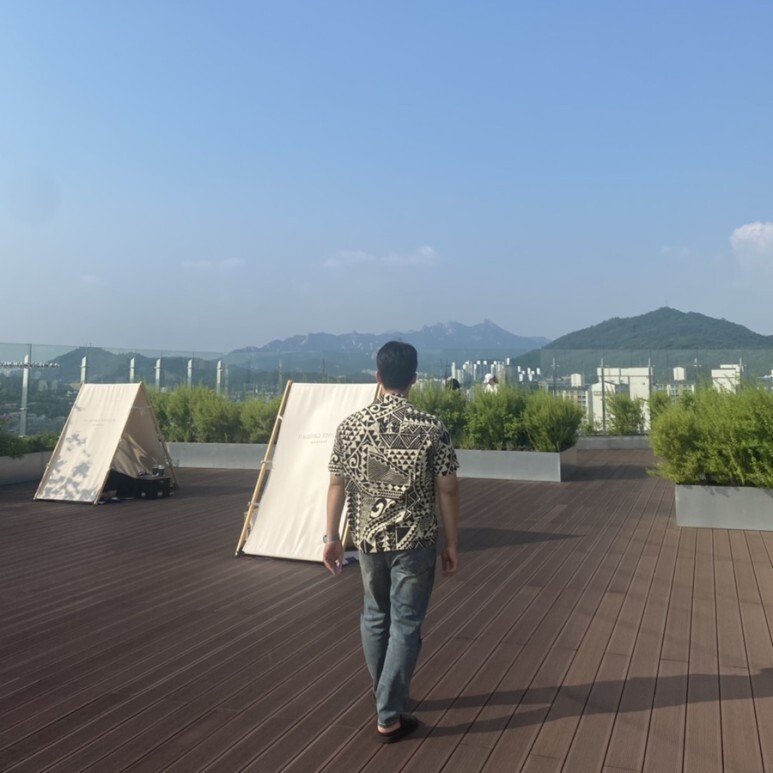 데일리룩(오뭘입)무신사테라스, 하와이 반팔 셔츠, 무신사스탠다드 데미지진 청바지, 엠엠지엘 MMGL 샌들, 데일리룩, 데일리코디, 데일리패션, ootd
