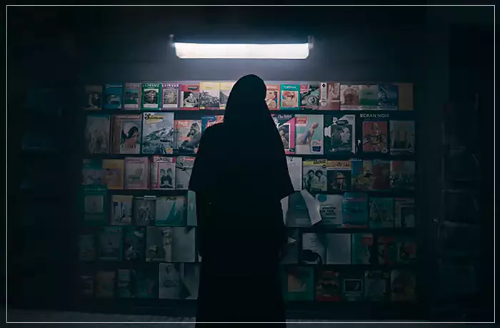 더넌2-골목길-한편의-가판-잡지책들이-전시되어-있다