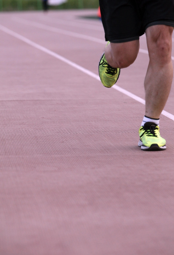 트랙을 뛰고 있는 남성의 다리 사진