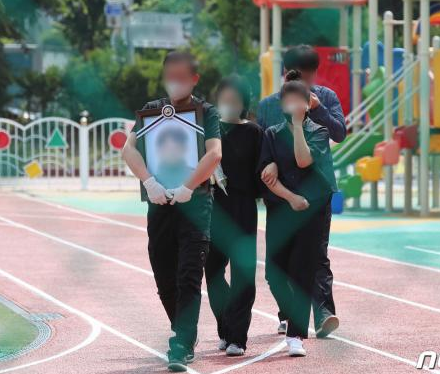 참변을 당한 학생의 발인이 엄수되고 있다.