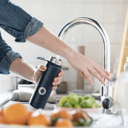 건강에 좋은 물을 따르고 있는 남성
