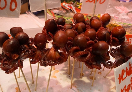 오사카 1일 추천코스 구로몬 시장에서 판매하는 음식 이미지입니다.