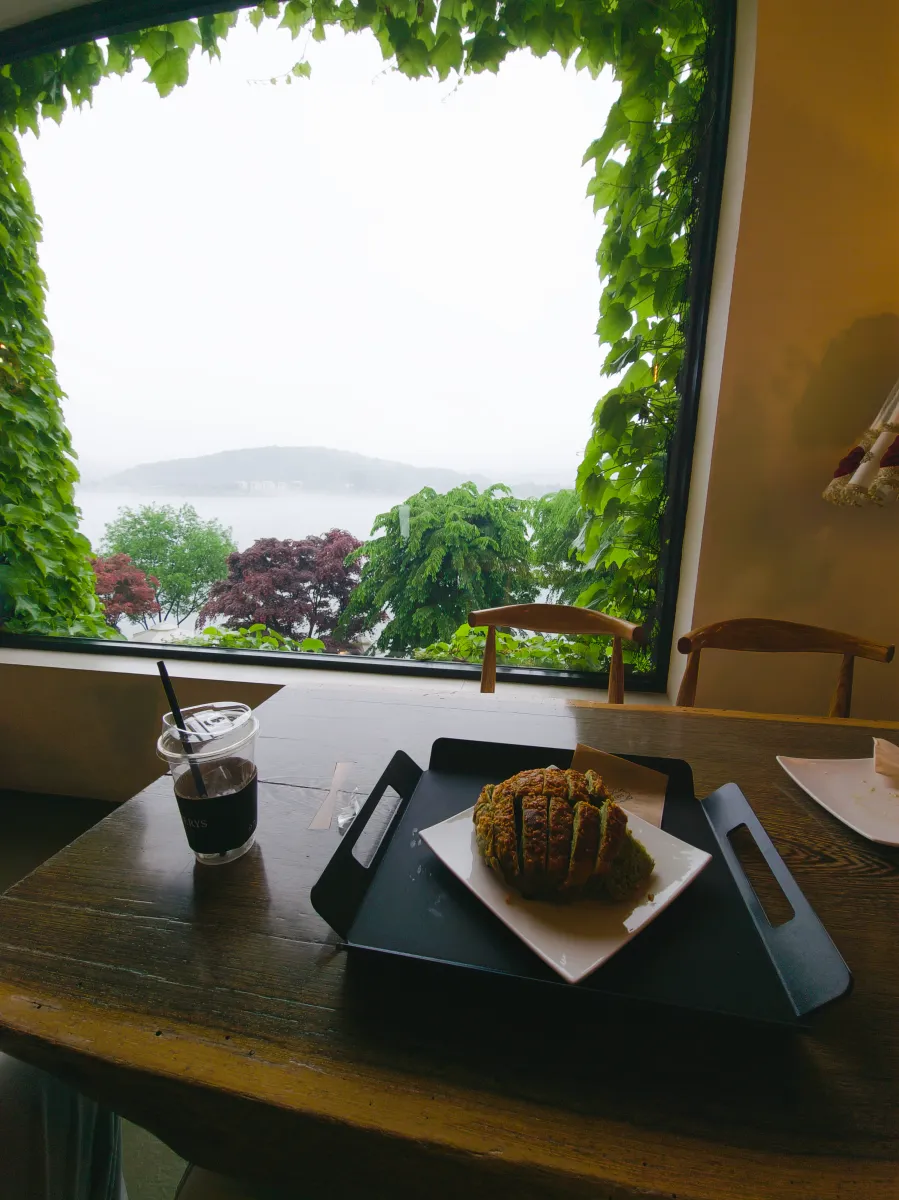 여름에 찍은 사각통창 앞자리