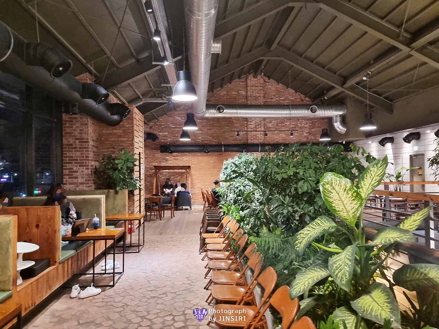 ๊นํฌ ์์ด ๋ฒ ์ด์ปค๋ฆฌ ์๋ฌผ์ ๋ํ ์นดํ ์์ธ๊ทผ๊ต ๋๋ผ์ด๋ธ ๊ธ๋ฆฐ๊ณต์