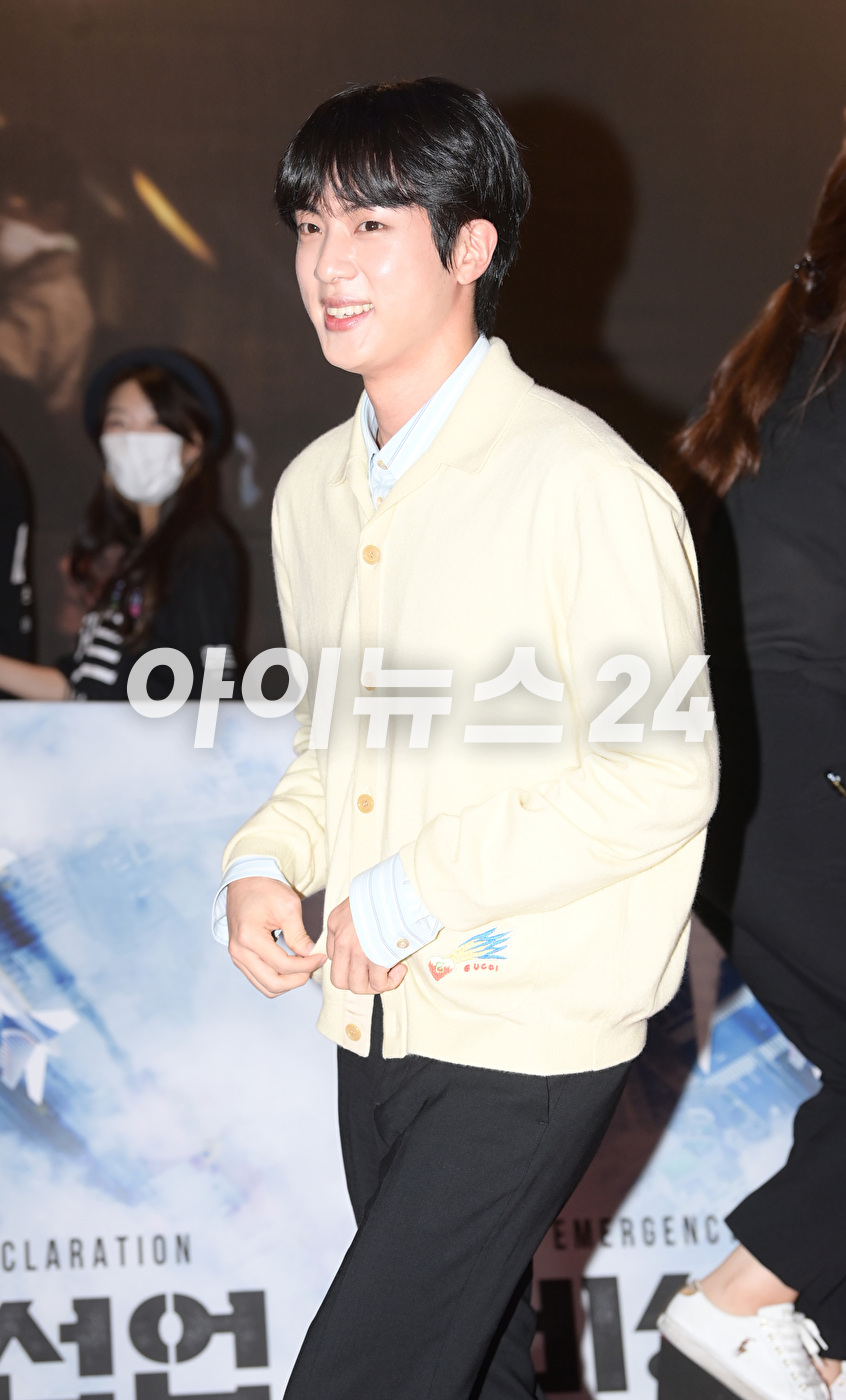 방탄소년단 진이 25일 오후 서울 삼성동 메가박스 코엑스에서 열린 영화 '비상선언'(감독 한재림) VIP 시사회에 참석해 포토타임을 갖고 있다. [사진=정소희 기자]