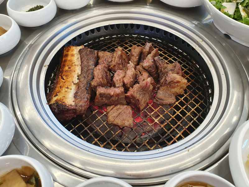 먹음직스럽게_익어가는_갈비