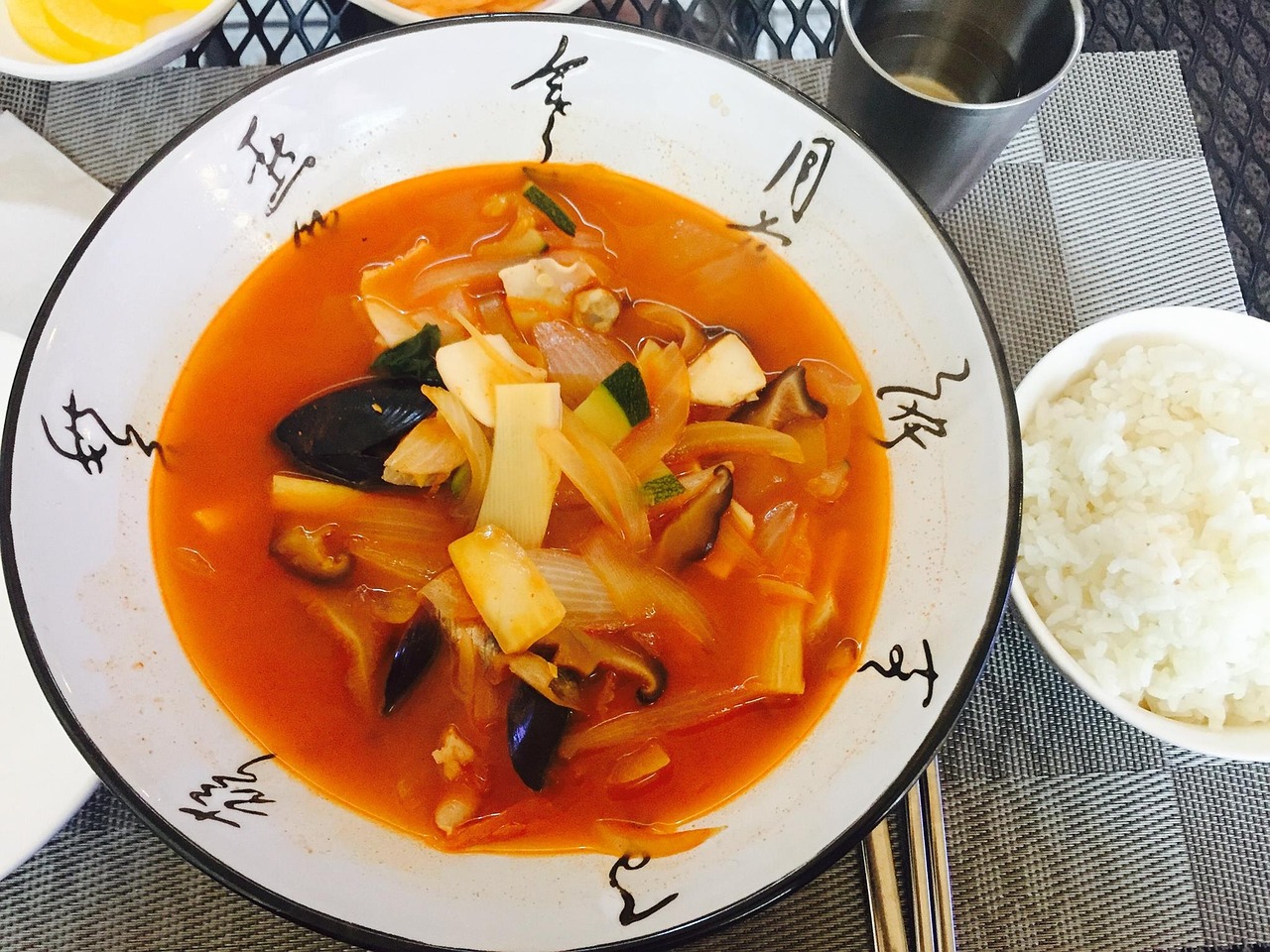 짜장면 먹을 때 물이 생기는 이유 3