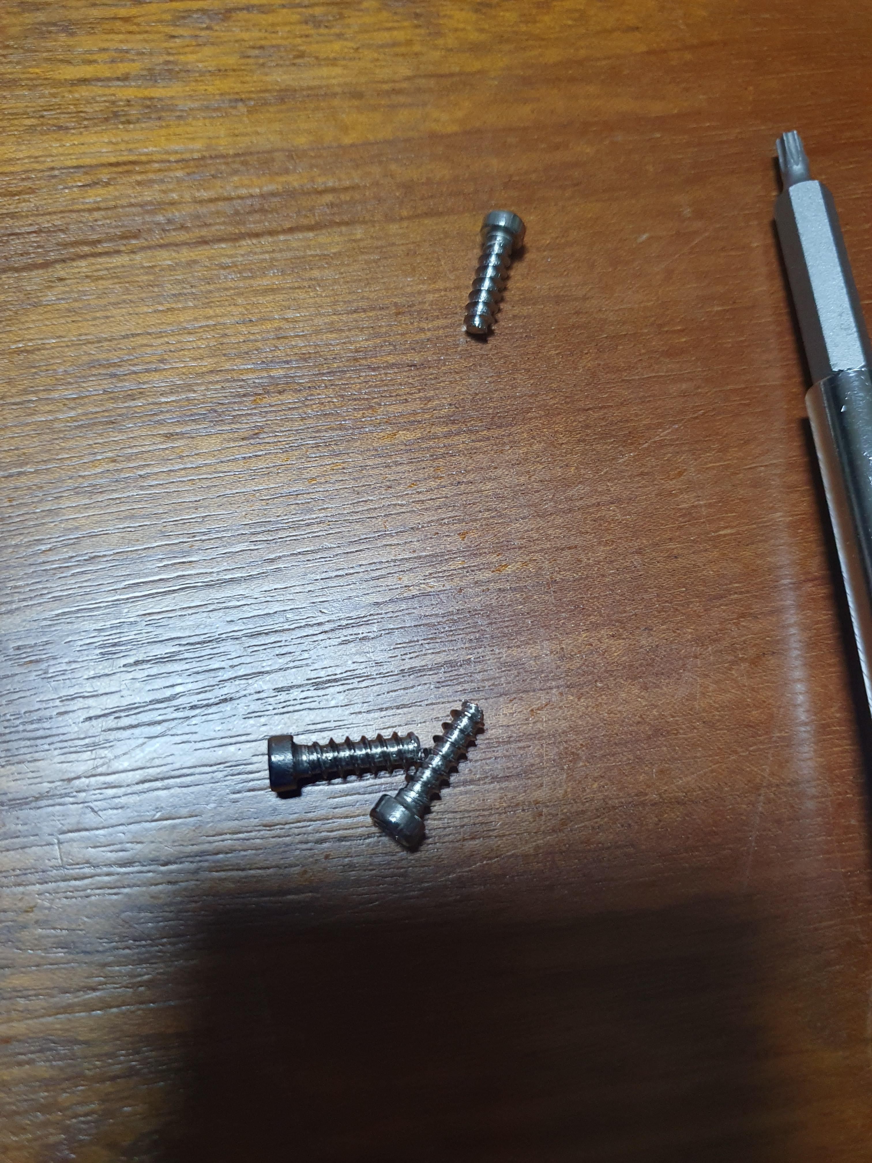 별드라이버로 제거한 별볼트 3개 재사용해야하니, 잃어 버림 안됨!