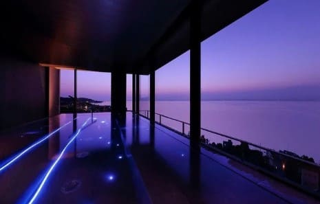 어두운 저녁 외부 온천에 조명이 빛나고 있다.