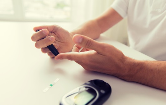 혈당기로 혈당을 재고있다