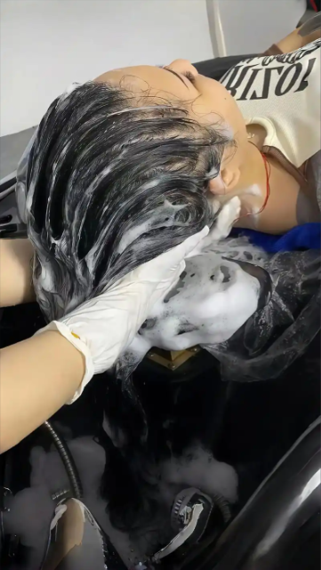 미용실에서의자에누워샴푸하는사진
