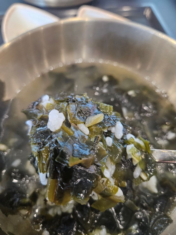 푸드코트 미역국 한입