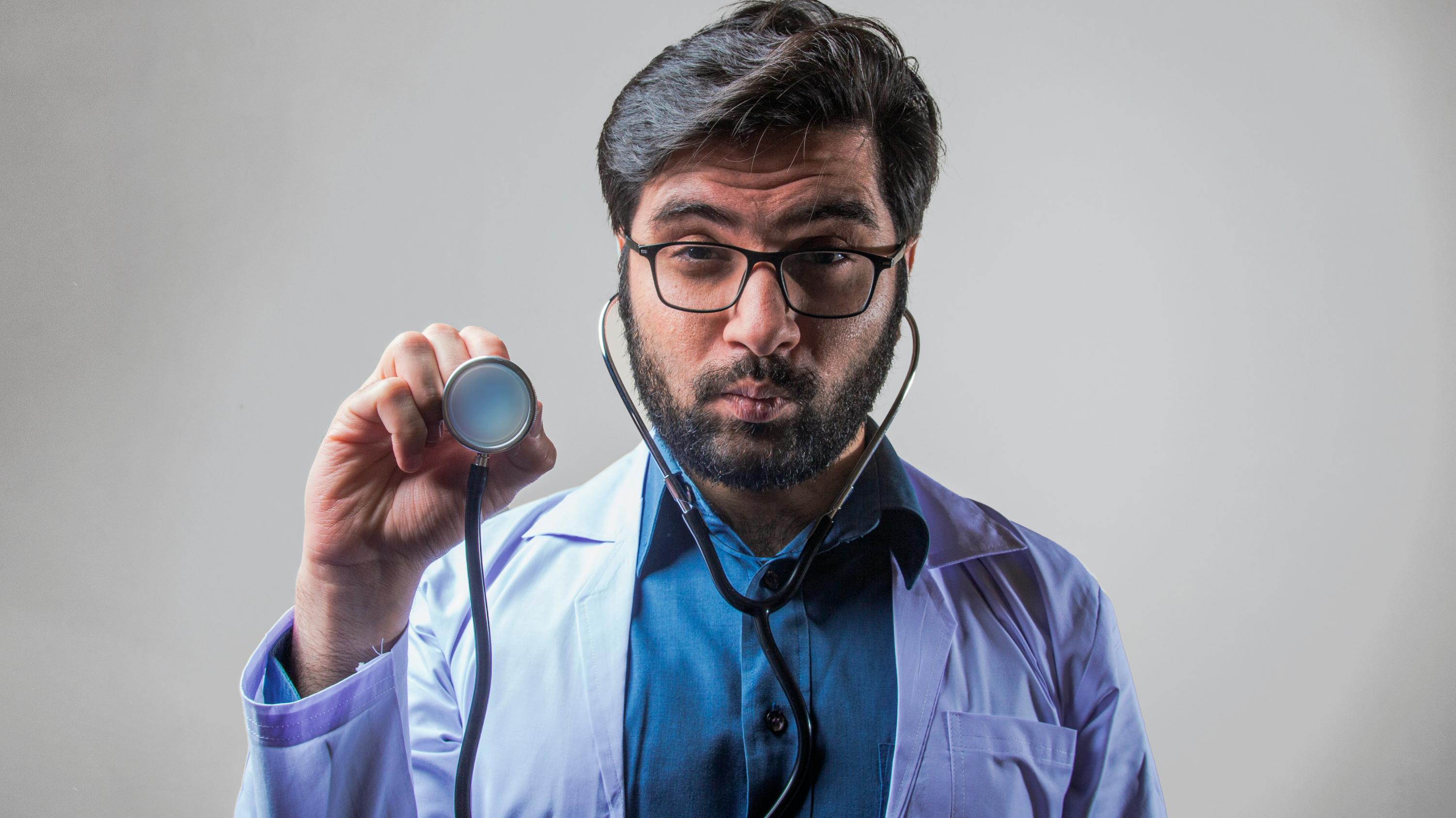 청진기를 착용한 의사의 모습