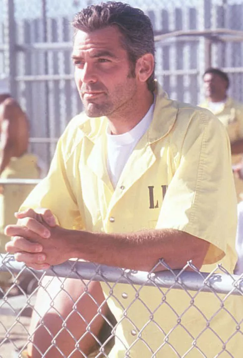 표적의 잭 조지클루니가 죄수복을 입은 모습