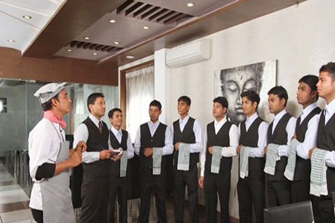 세계에서 가장 비싼 결혼식은 얼마나 할까요? 오늘은 지상 최대 규모의 초호화 결혼식이라고 알려진 아난트 암바니 (29) 결혼식 비용과 규모, 더불어 그의 아버지이자 아시아 최고 갑부인 무케시 암바니의 재산 규모, 집에 대해 살펴볼게요. 세계에서 가장 비싼 결혼식 아난티 무케시 암바니 재산 집 이미지 출처 ; ai 타임즈 1. 세계에서 가장 비싼 결혼식 ㄱㄱ ㄱㄱ 아시아 최고 갑부 인도 릴라이언스 인더스트리 회장 무케시 암바니(67)의 막내 아들인 아난트 암바니가 제약업 재벌 가문 출신 동갑내기 라디카 메르찬트와 7월 12일부터 3일간 초호화 결혼식을 올리는데요. 결혼식 비용만 3억 2000만 달러, 우리 돈으로 약 4,500억 원이 쓰인다고 합니다. 어마어마하죠. 이번 결혼식에는 세계적 팝스타 저스틴 비버가 축가를 부르며 비버는 그 대가로 약 138억원을 받은 것으로 알려졌습니다. 또 팝스타 리아나와 빌 게이츠·마크 저커버그, 삼성 이재용 회장을 포함해 하객 1200여 명이 초청돼 영화 속 한 장면 같은 화려한 공연이 이어질 것으로 알려졌습니다. 상상을 초월하는 하객 리스트에 그저 경이로울 따름입니다. 무케시 암바니에게는 먼저 결혼한 두 명의 자녀가 더 있는데요. 2019년 형 아카시 암바니와 2018년 누나 이샤 암바니의 결혼식도 말 그대로 '돈의 향연'이라고 불렸었죠. 특히 이샤 결혼 축하연 때도 힐러리 클린턴 전 미 국무장관, 골드만삭스, JP모건 등 금융기업의 최고경영자(CEO)들, 팝스타 비욘세 등이 참석자 명단에 이름을 올렸는데요. 하객을 위한 전세기 값으로만 1,380억원을 썼다고 알려졌습니다. 세계에서 가장 비싼 결혼식 아난티 무케시 암바니 재산 집세계에서 가장 비싼 결혼식 아난티 무케시 암바니 재산 집 이미지 출처 : 좌 뉴시스 / 우 - 전자신문 2. 무케시 암바니 재산 규모 블룸버그 통신에서 조사한 '억만장자 지수'에 따르면 무케시 암바니의 재산 규모는 약 166조 원으로 세계 12위인 것으로 알려졌습니다. 석유, 가스, 석유화학, 통신 부문에 주력하며 연간 135조 이상의 매출을 올리고 있다고 합니다. 참고로 현재 전 세계 부자 1위는 베르나르 아르도(75) 루이비통모에헤네시 회장인데요. 순 자산만 2220억달러, 한화로 약 300조7434억원이라고 합니다. 이 정도면 그냥 숫자일 뿐, 현실감이 잘 안나네요. 3. 무케시 암바니 집 '안틸리아' ㄱㄱ ㄱㄱ 무케시 암바니의 집은 하나의 거대한 빌딩으로 '안틸리아'라고 불립니다. 세계에서 가장 비싼 개인 주택으로도 유명한데요. 2023년 기준 가치가 6조3천700억원이었으니 지금은 더 올랐겠죠. 높이 173m, 27층 건물로 아파트 60층 정도 높이지요. 면적은 37,161m²(11,241평), 방 갯수만 6,000여개고 강도 8의 지진에도 견딜 수 있을 정도로 안전하게 설계되었다고 합니다. 수영장 3개에 옥상에는 헬기 이착륙장만 3곳이 있고, 초고속 엘리베이터 9개가 설치되어 있으며, 168대 규모 주차장도 있다고 합니다. 빌딩집 안에는 암바니 가족 이외에 600명에 달하는 고용인들도 건물에 함께 상주하고 있다고 하는데요. 60명 아니고 600명이라니 이 정도 스케일이면 세계 1위 부자라고 해도 믿겠어요. 무려 한 달 전기 요금만 2억이라고 하니 '그들이 사는 세상'이라는 말이 절로 나오네요. 세계에서 가장 비싼 결혼식 아난티 무케시 암바니 재산 집세계에서 가장 비싼 결혼식 아난티 무케시 암바니 재산 집 세계에서 가장 비싼 결혼식 아난티 무케시 암바니 재산 집세계에서 가장 비싼 결혼식 아난티 무케시 암바니 재산 집세계에서 가장 비싼 결혼식 아난티 무케시 암바니 재산 집 세계에서 가장 비싼 결혼식 아난티 무케시 암바니 재산 집세계에서 가장 비싼 결혼식 아난티 무케시 암바니 재산 집 29살 막내까지 세 자녀 모두 초호화 결혼식을 올리며 명실공히 아시아 최고 갑부 스케일을 인증한 무케시 암바니. 인도 갈 일 있다면 '안틸리아' 구경이라도 한 번 해보고 싶네요.