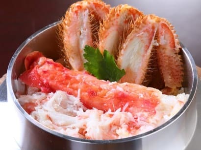 스테인레스 소재의 접시위에 게살과 게 다리가 올라가 있다