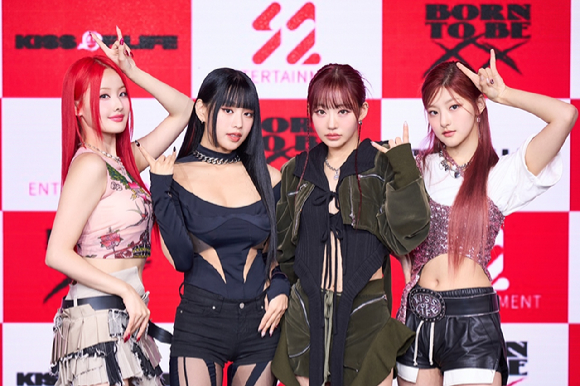 그룹 키스오브라이프(쥴리 나띠 벨 하늘)가 8일 서울 광진구 예스24라이브홀에서 열린 두 번째 미니 앨범 'Born to be XX' 발매 기념 쇼케이스에서 포즈를 취하고 있다. [사진=S2엔터테인먼트]