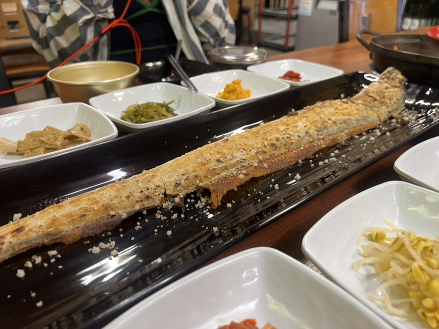 노릇하게 구워진 제주 통갈치구이. 담백한 갈치 본연의 맛과 촉촉한 식감을 즐길 수 있는 한고집의 인기 메뉴.