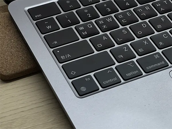 macOS에서 Caps lock 키를 짧게 눌렀다 떼면 한/영 전환이 된다. 0.5초이상 누르고 있으면 영문 대소문자 전환키로 동작한다.