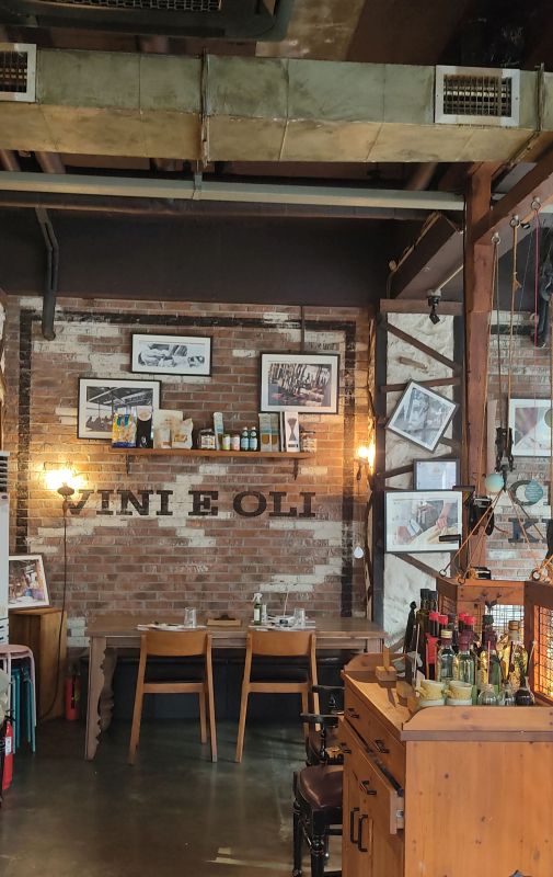 파벽돌과 사진들로 장식된 내부공간