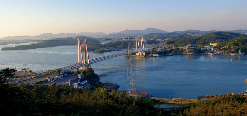 진도타워에서 바라본 진도대교와 그 넘어 우수영과 일성산