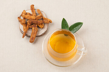 둥글레차 효능&amp;#44; 종류&amp;#44; 재배기간&amp;#44; 부작용등을 알아봤습니다. 둥글레차는 흔하게 먹는 차 종류에 속하지만 카페인이 있어서 조심해야 할 부분도 있습니다. 글을 참고해주세요!