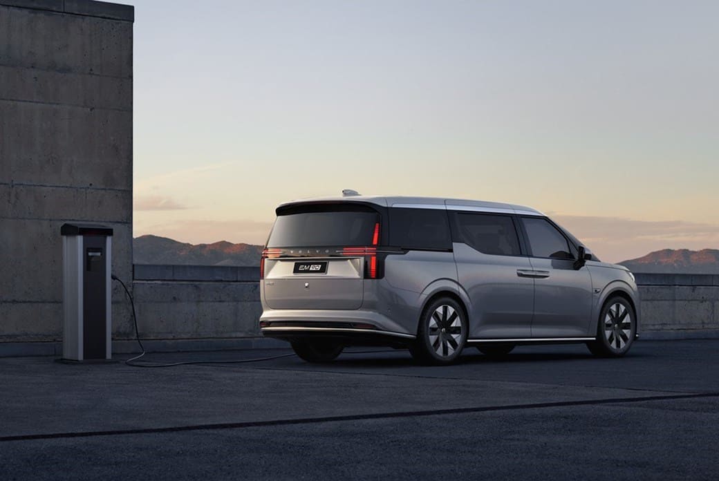 후면부를_보여주는_볼보의_EM90