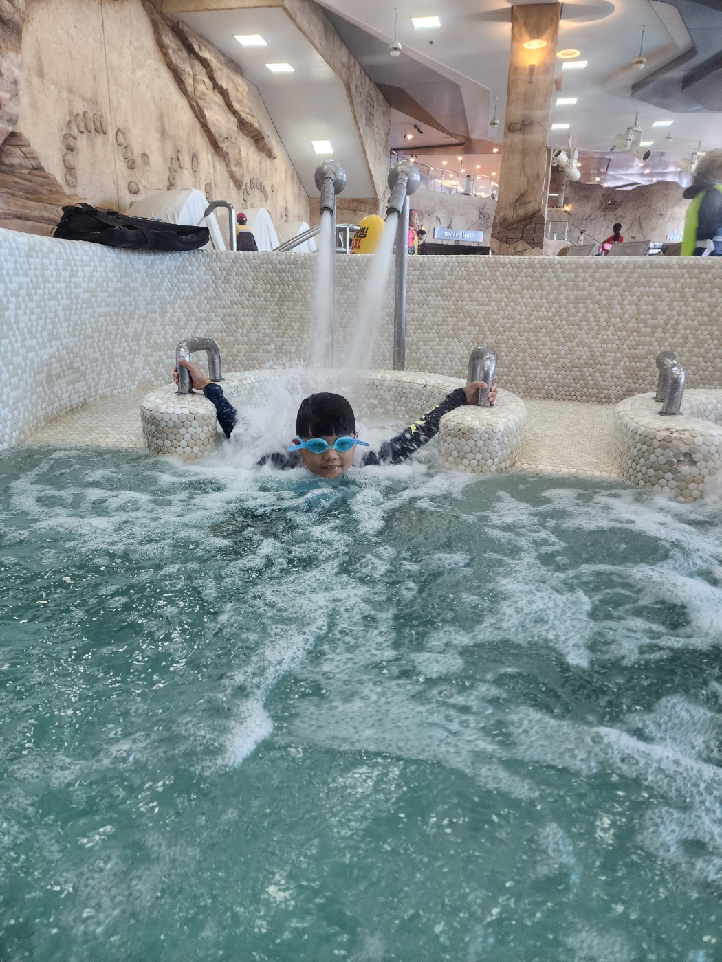 물대포가 나오고있어요.