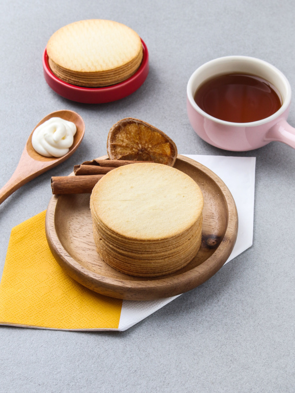 커피와 나무접시위에 스낵 그리고 시나몬과 레몬