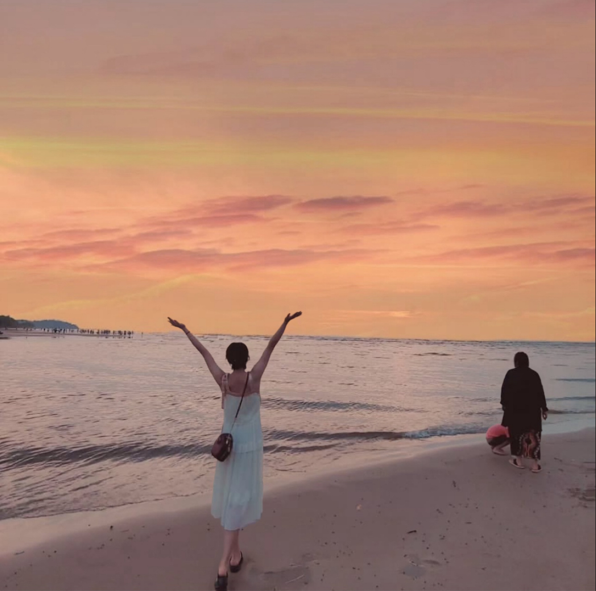 코타키나발루 카와카와 반딧불 투어 전, 노을빛 해변을 걷는 나의 뒷모습을 친구가 찍어준 사진