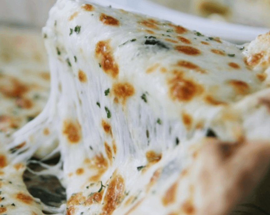 길게-늘어지고-있는-고르곤졸라-치즈