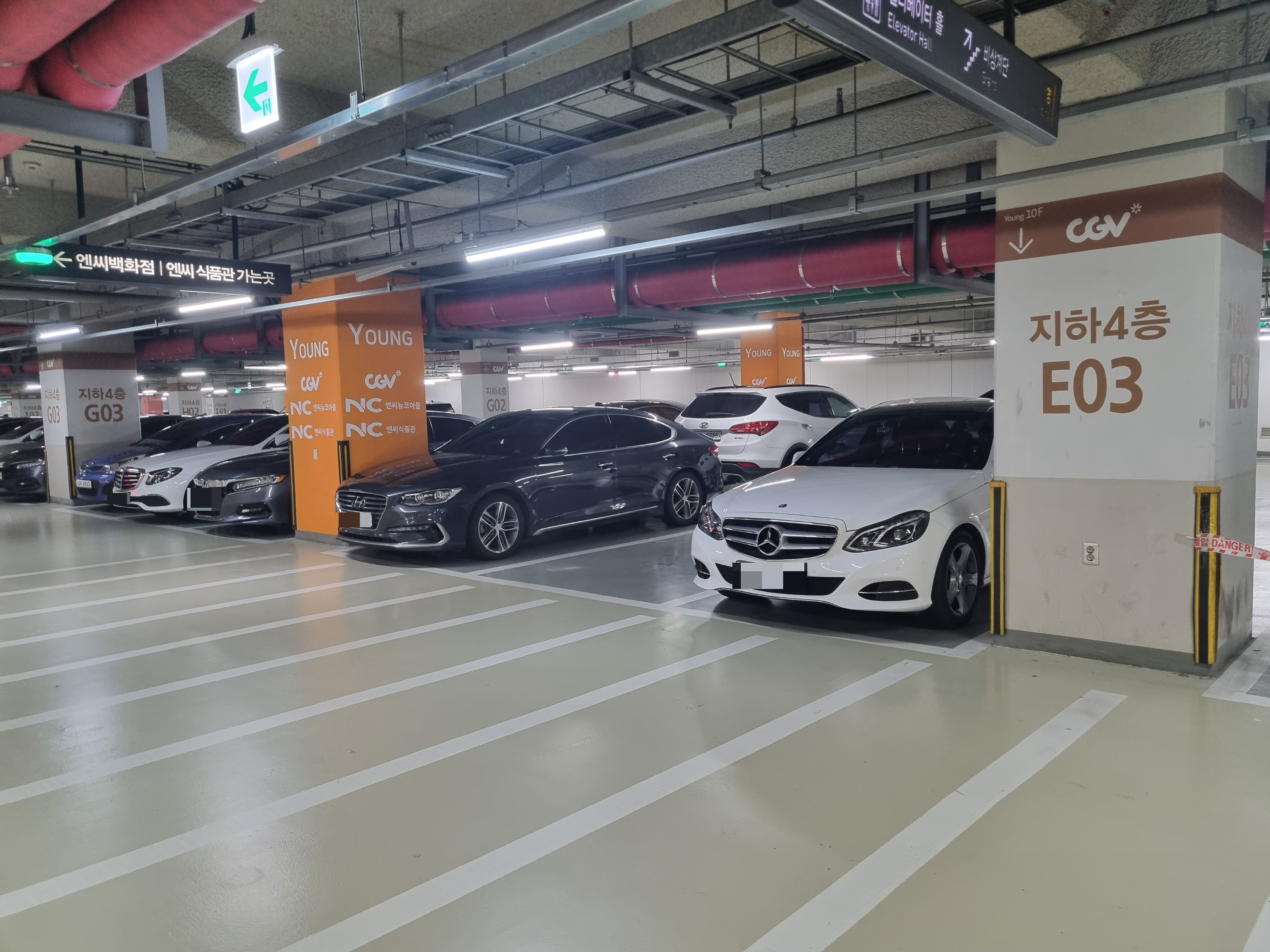 가든파이브 영관 지하 4층에 주차돼 있는 차량과 영어&amp;#44; 번호가 적혀있는 기둥