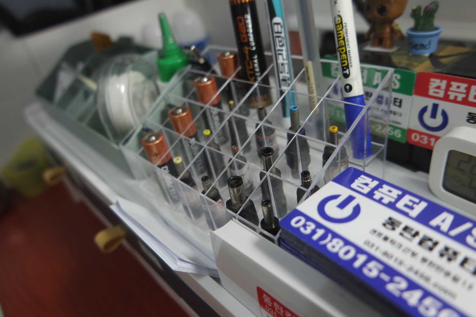 립스틱 보관함을 DC 잭 보관함으로 사용하고 있습니다.