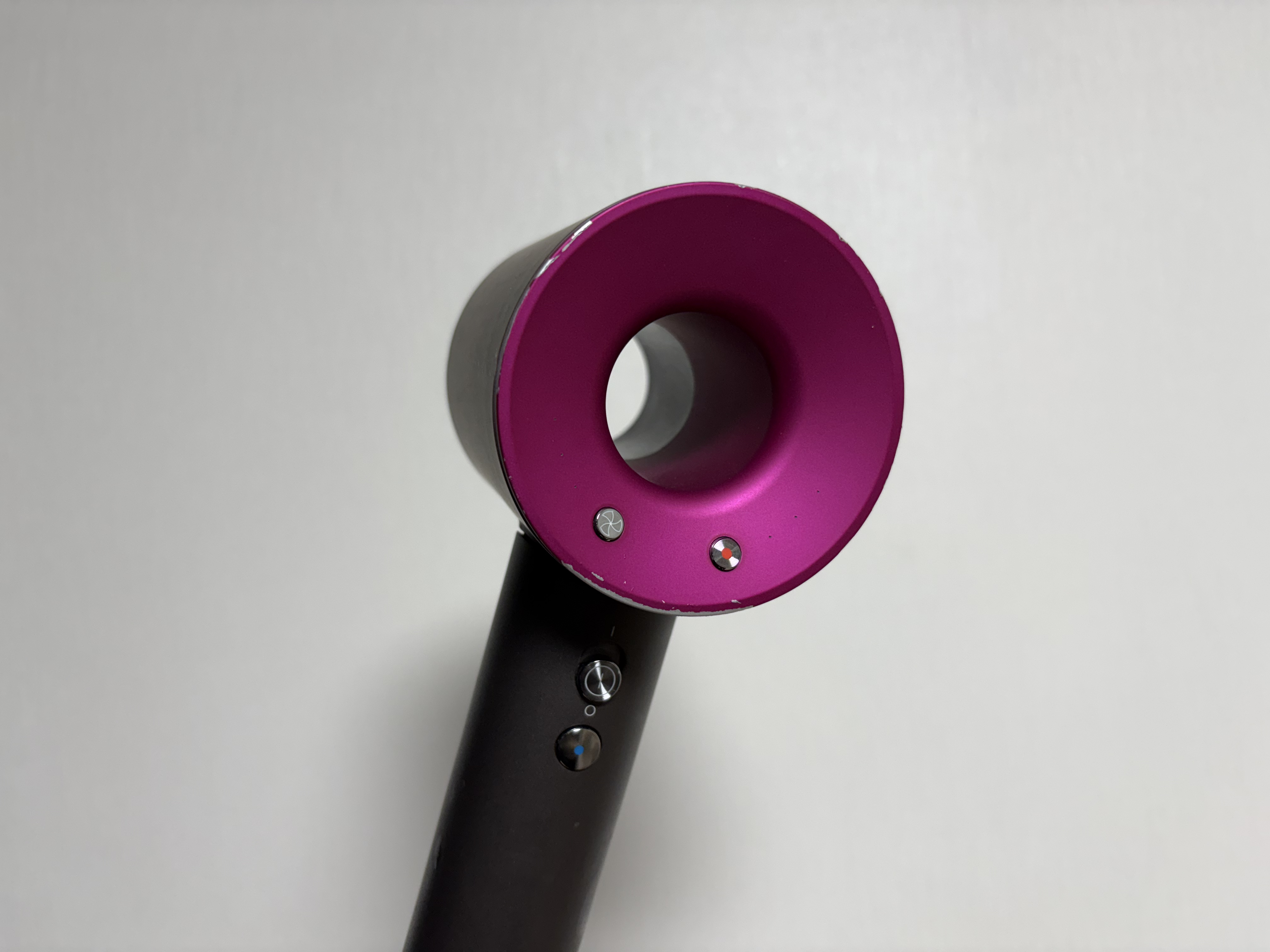 핑크색-헤드와-검정색-손잡이가-있는-드라이기