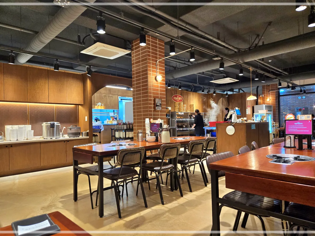 오늘도웃자두루치기본점-내부-인테리어-테이블과-셀프코너