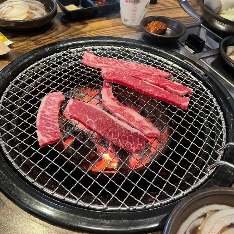 고기 굽는 사진