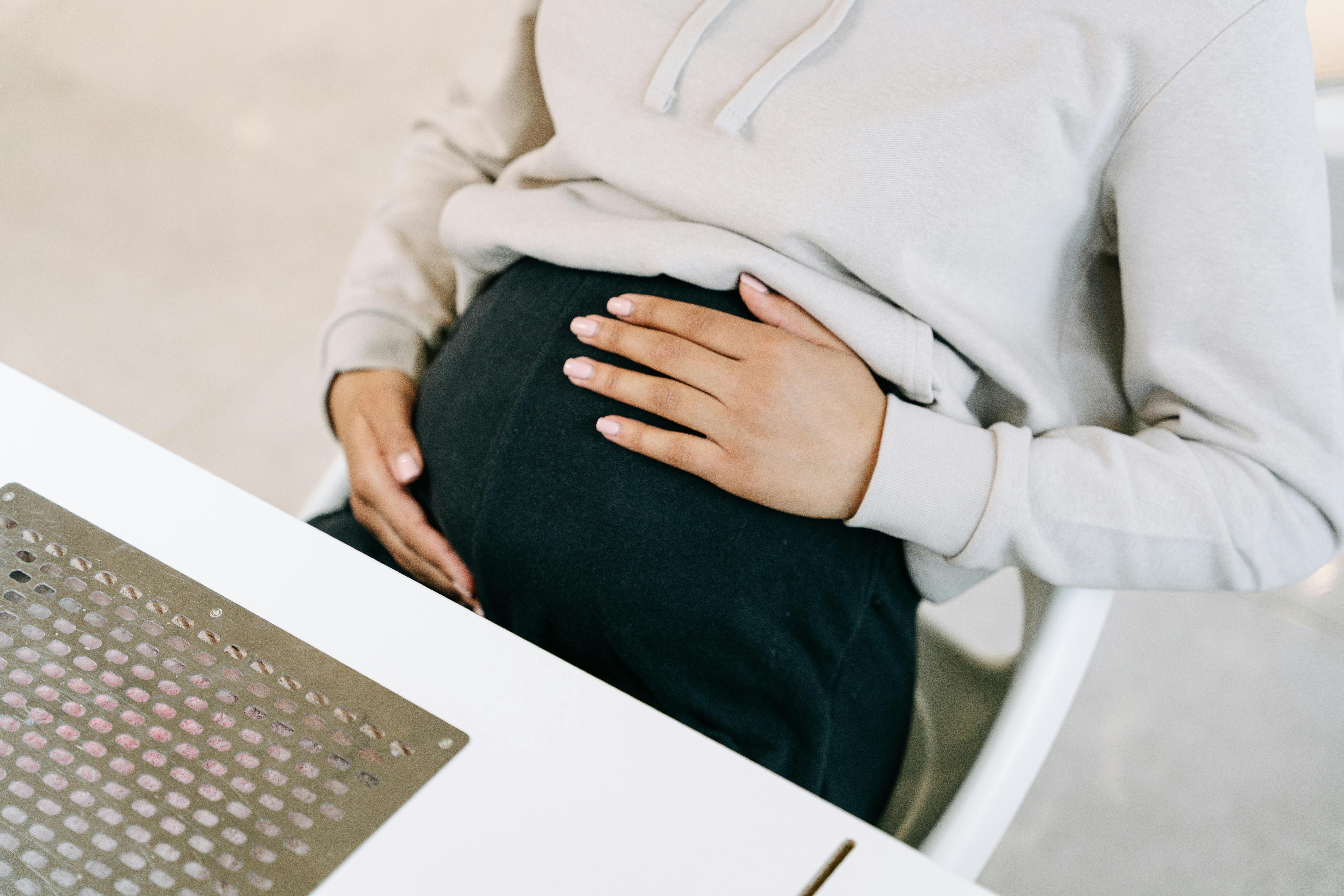 가족 중 아이가 싸움을 중재하는을 상징하는 이미지