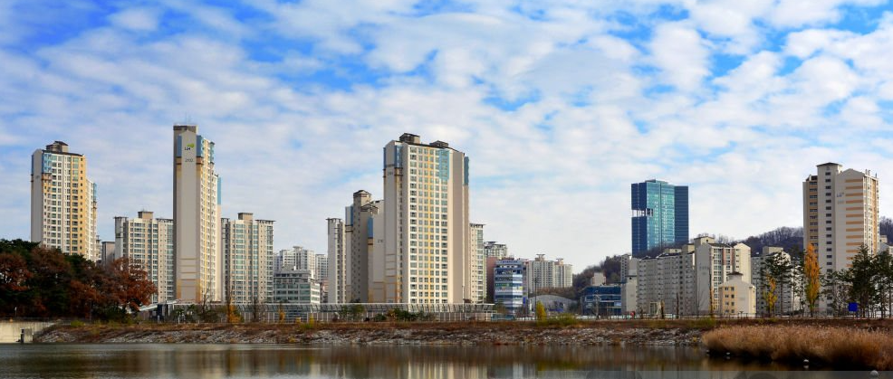 apartment complexes under blue sky