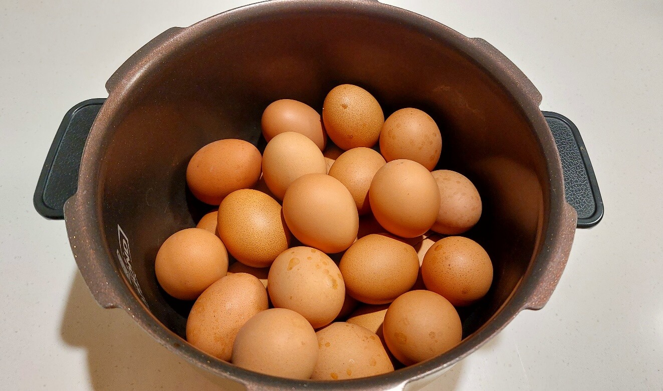 조리가 끝난 구운 계란 밥솥에 있는 사진