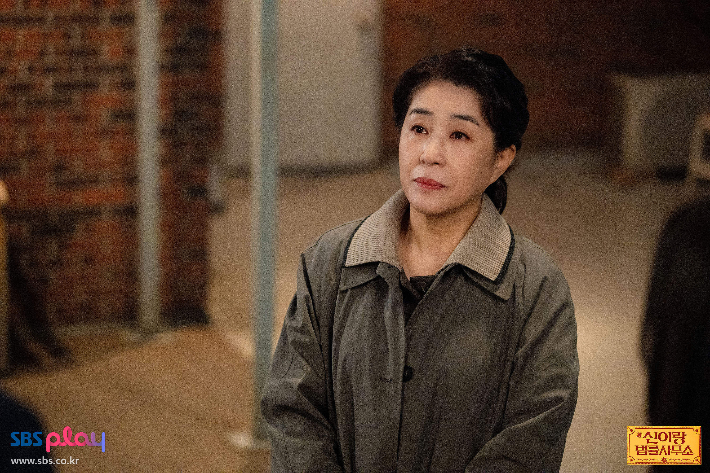 신이랑 법률사무소 최종회 공식 스틸에서 회색 코트를 입은 중년 여성이 대화하는 장면