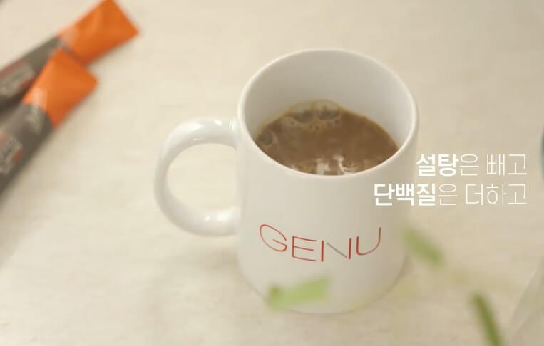 머그컵에-제누-단백질-커피가-담겨-있습니다.