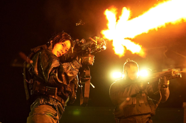 총을 쏘고 있는 여자 남자도 총을 들고 있다