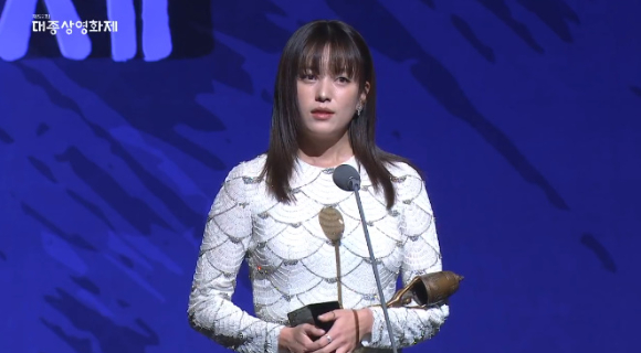 &#39;무빙&#39; 한효주가 제59회 대종상영화제 시리즈 여우상을 수상했다. [사진=네이버TV]