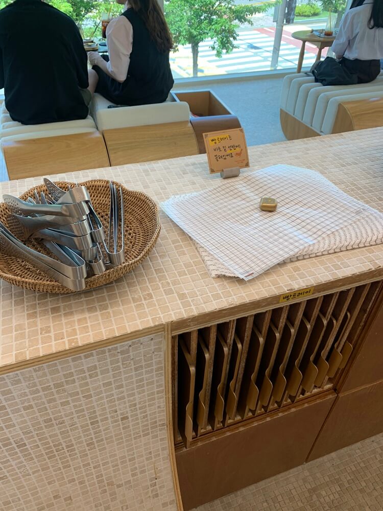 세로로 꼽아져 있는 트레이