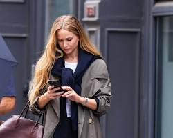 보그 출처 더로우 가방 착용 모습